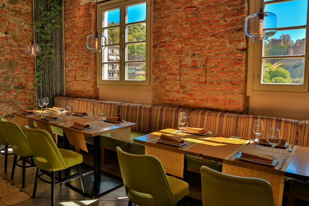 A restaurant or other place to eat at Alcazaba Premium Hotel