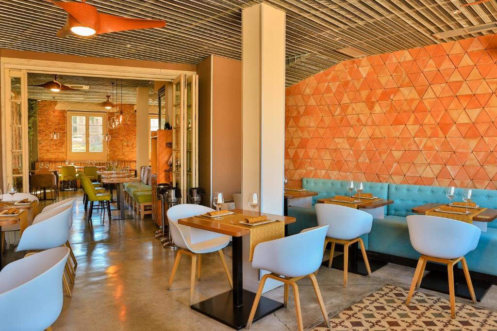 A seating area at Alcazaba Premium Hotel