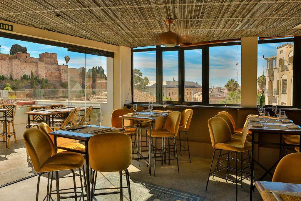 A restaurant or other place to eat at Alcazaba Premium Hotel