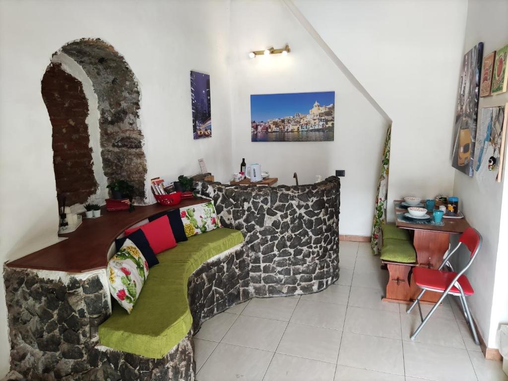 Pokój z kamienną ścianą w obiekcie La Casa Doro w Katanii