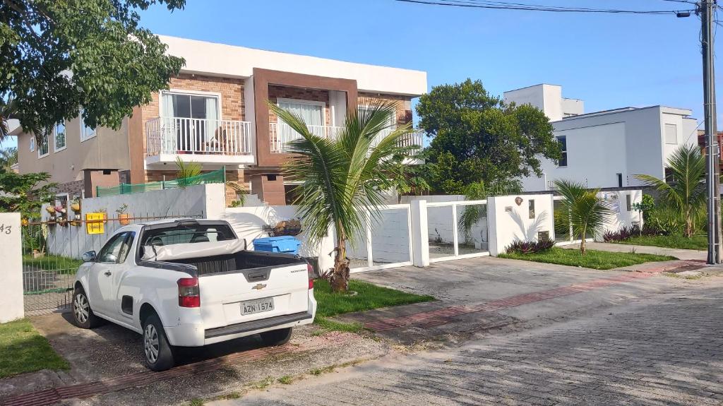 un camión blanco estacionado frente a una casa en Moradas do Campeche CSABC en Florianópolis