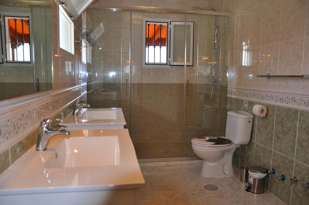 Kúpeľňa v ubytovaní Villa Clara beautiful villa, heated pool, 10 min beach by Rentasunnyplace
