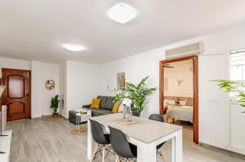 Posezení v ubytování WintowinRentals Your Home Steps from the Center