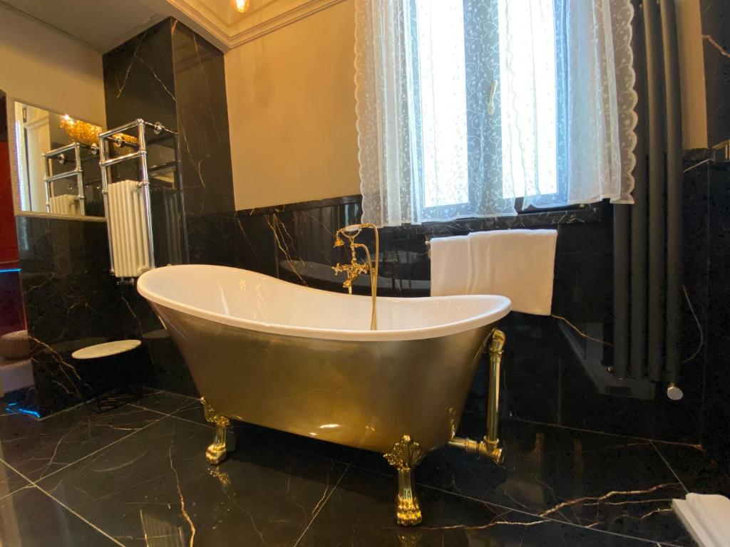 Koupelna v ubytování Residenze Romano Ristorante & Spa - albergo diffuso - RED