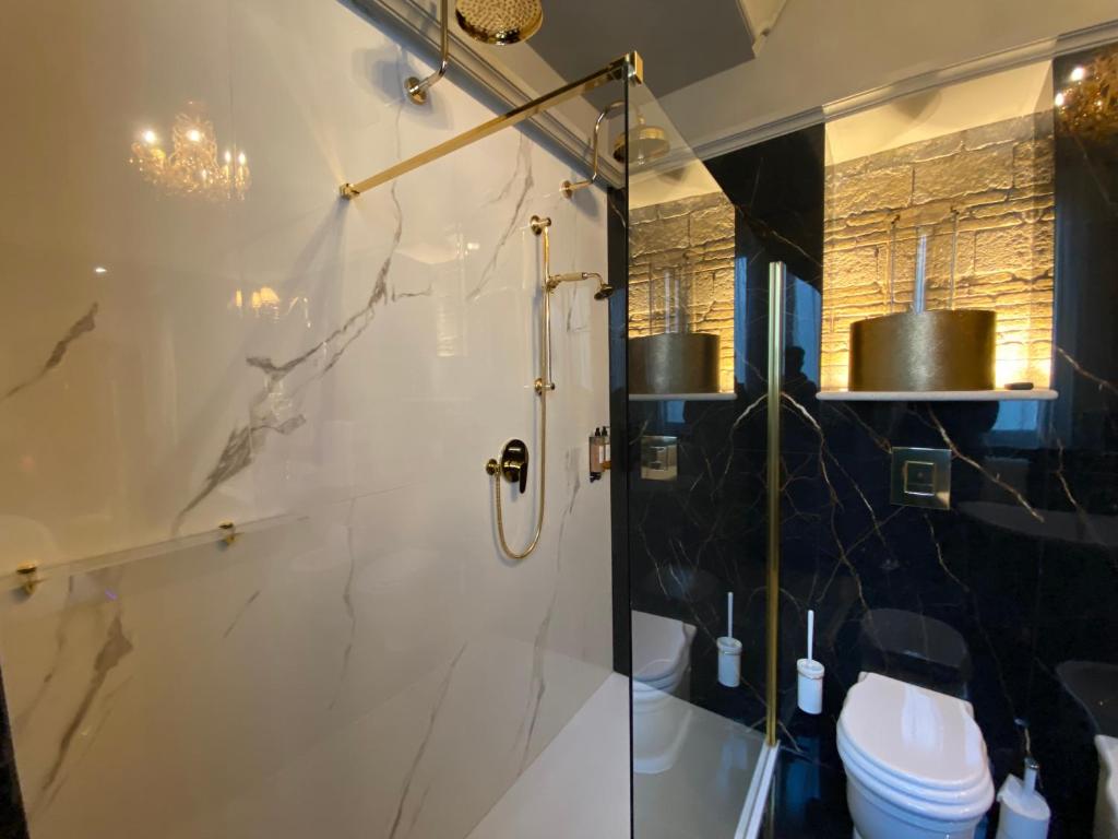 Koupelna v ubytování Residenze Romano Ristorante & Spa - albergo diffuso - RED