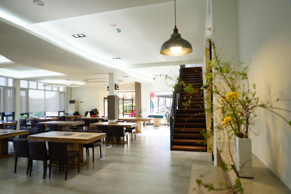 Restaurace v ubytování 清境依山舞林民宿