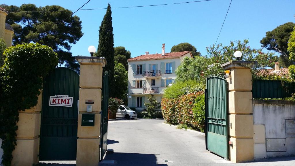 einen Eingang zu einem Haus mit grünem Tor in der Unterkunft Kimi Résidence in Cannes