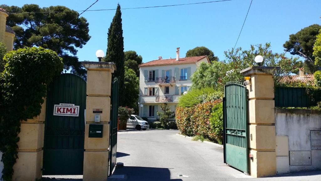 an entrance to a house with a green gate at Kimi Résidence in Cannes