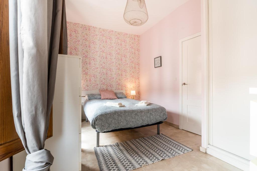 Posteľ alebo postele v izbe v ubytovaní tuGuest Isabel la Catolica II Apartment