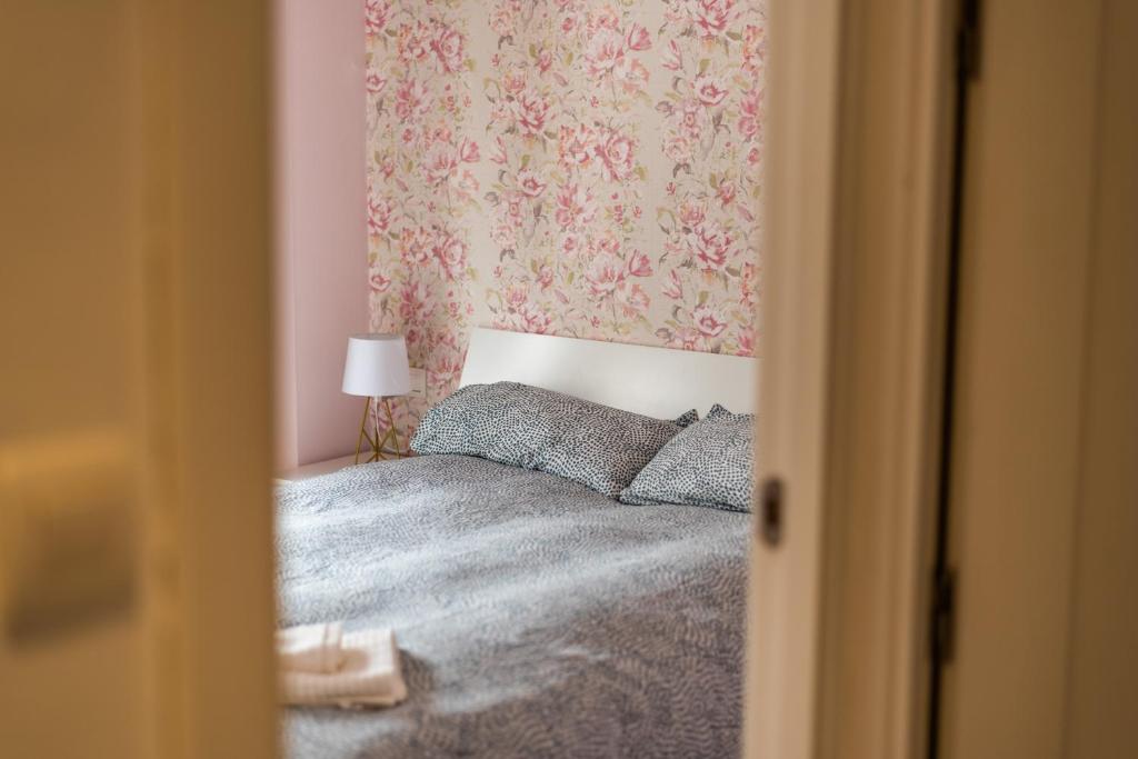 Posteľ alebo postele v izbe v ubytovaní tuGuest Isabel la Catolica II Apartment