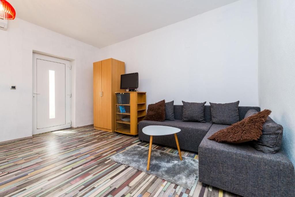 Televízia a/alebo spoločenská miestnosť v ubytovaní Apartments Sany