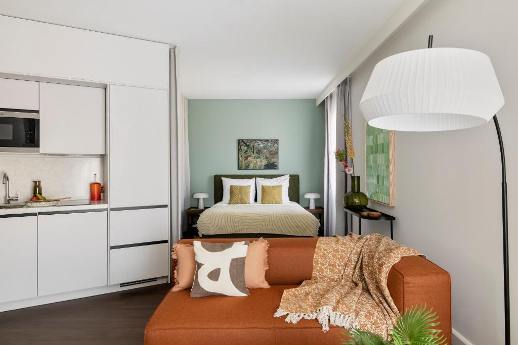 ein Wohnzimmer mit einem Bett und einem Sofa in der Unterkunft COVE Centrum in Den Haag