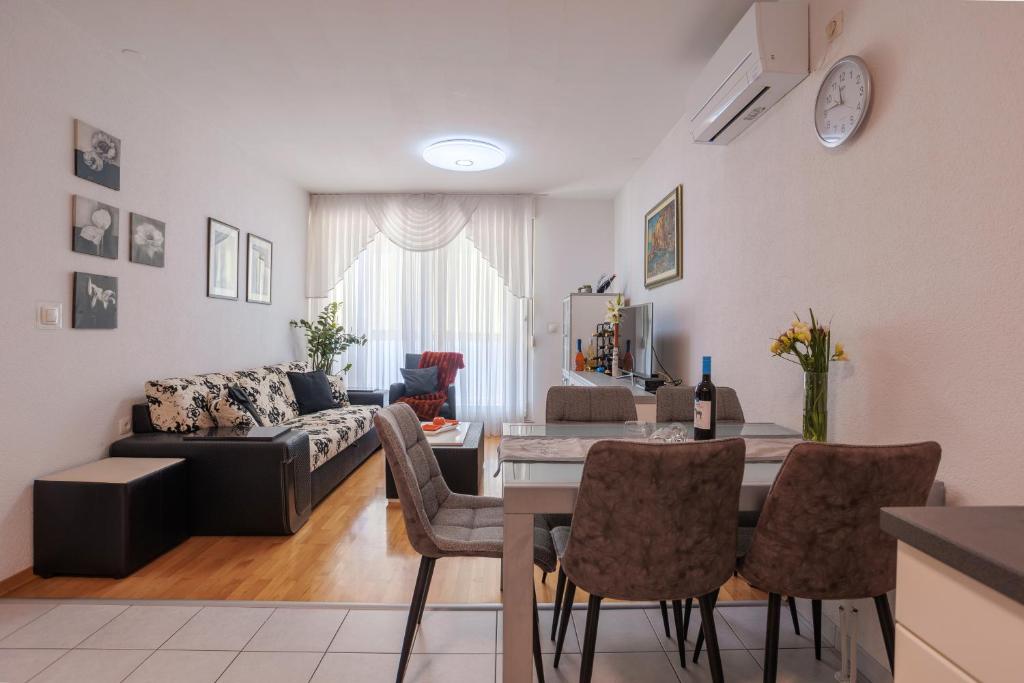 una cucina e un soggiorno con tavolo e sedie di Seaview Znjan apartment a Spalato (Split)