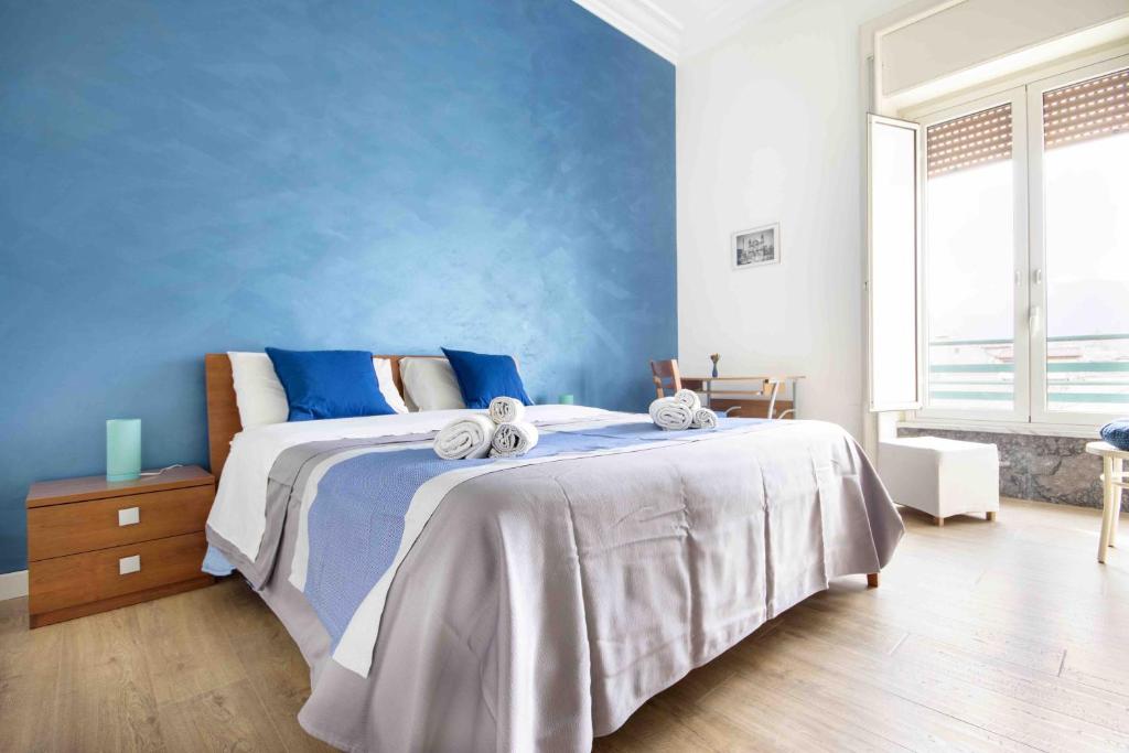 巴勒莫凯沃尔住宿加早餐旅馆的卧室里有一张床，墙壁是蓝色的