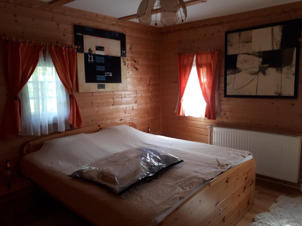 Postel nebo postele na pokoji v ubytování Das Altsteirische Landhaus - La Maison de Pronegg - Feriendomizil im Biosphärenpark Wienerwald