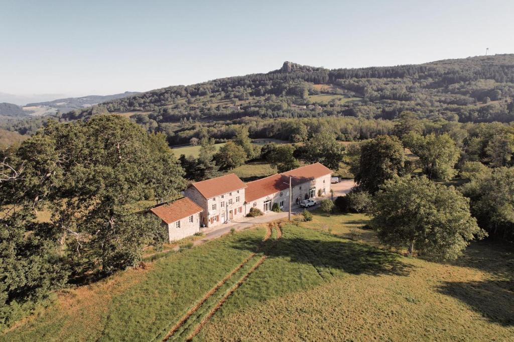 eine Luftansicht eines Hauses auf einem Hügel in der Unterkunft Villa de luxe, nichée dans les montagnes in Lavoine