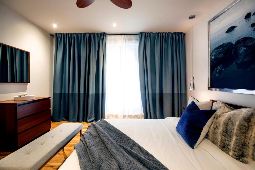 Postel nebo postele na pokoji v ubytování Lofts Jacques-Cartier Free Parking