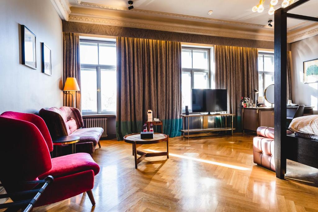 TV a/nebo společenská místnost v ubytování Grand Poet Hotel and SPA by Semarah