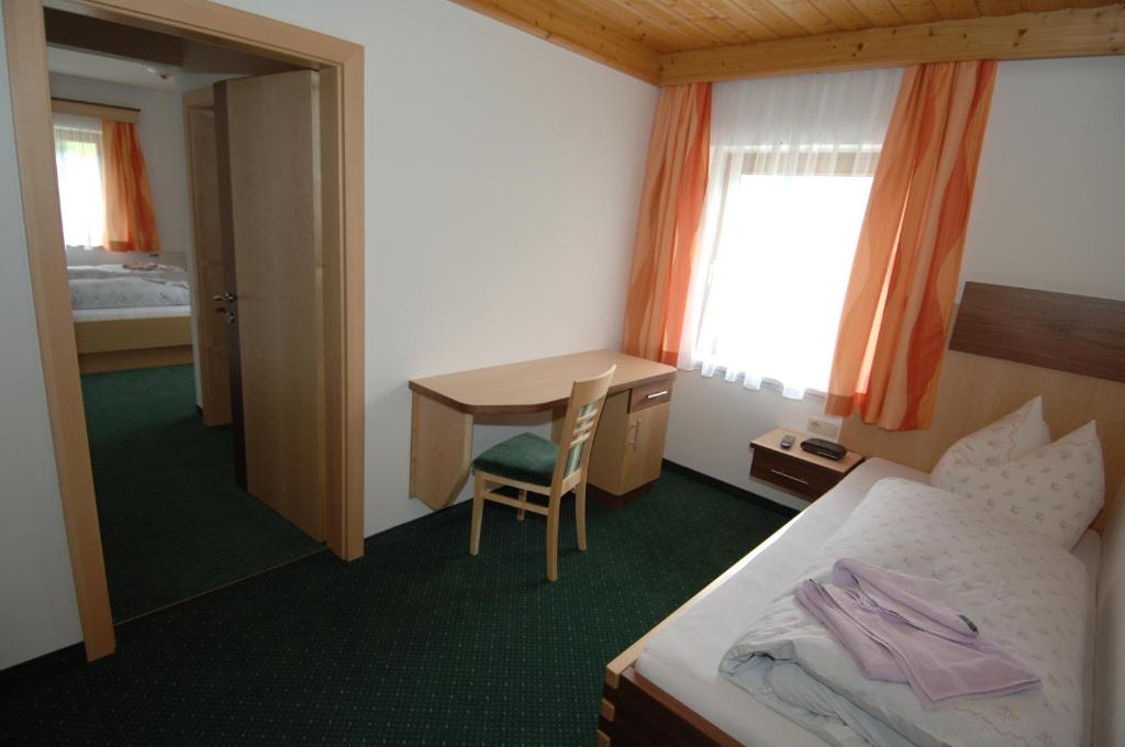 Postel nebo postele na pokoji v ubytování Gästehaus Ingeborg