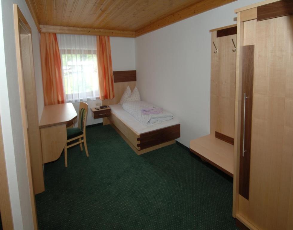 Postel nebo postele na pokoji v ubytování Gästehaus Ingeborg