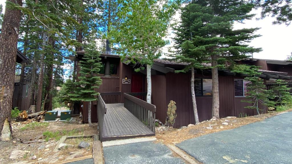 Mammoth Estates 3 Bdrm Condos Walking Distance to The Village Gondola