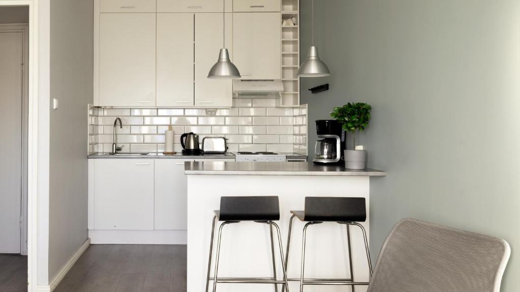 2ndhomes Modern & Central 1BR Top Floor home - One-Bedroom Apartment