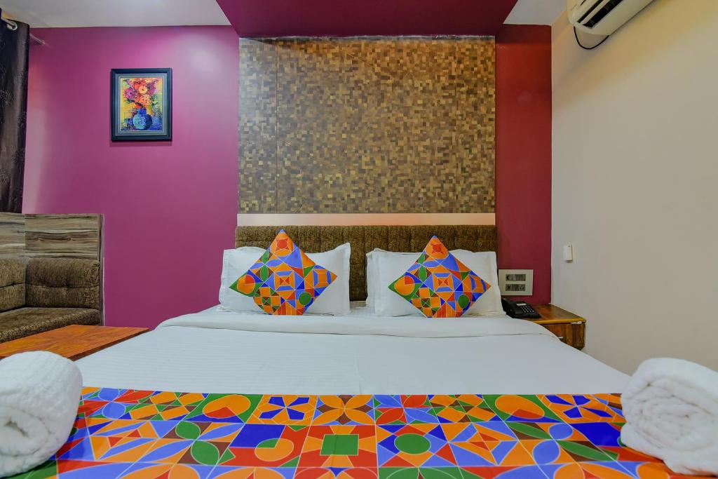 Postel nebo postele na pokoji v ubytování FabHotel Middleton Desire - Nr Niladri Vihar Square