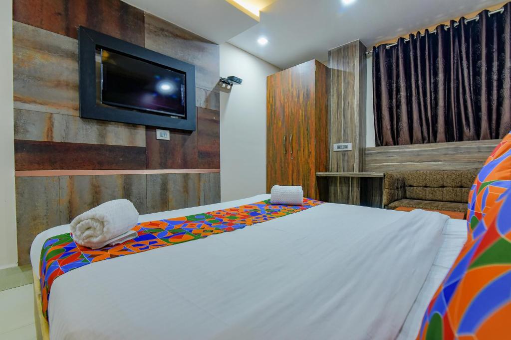 Postel nebo postele na pokoji v ubytování FabHotel Middleton Desire - Nr Niladri Vihar Square