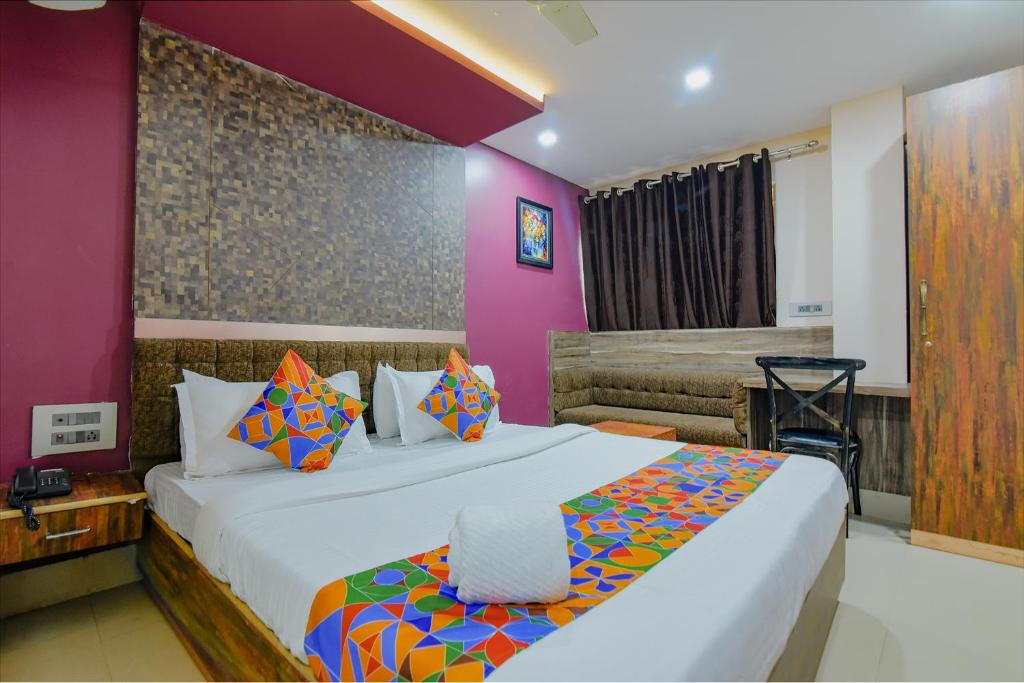 Postel nebo postele na pokoji v ubytování FabHotel Middleton Desire - Nr Niladri Vihar Square