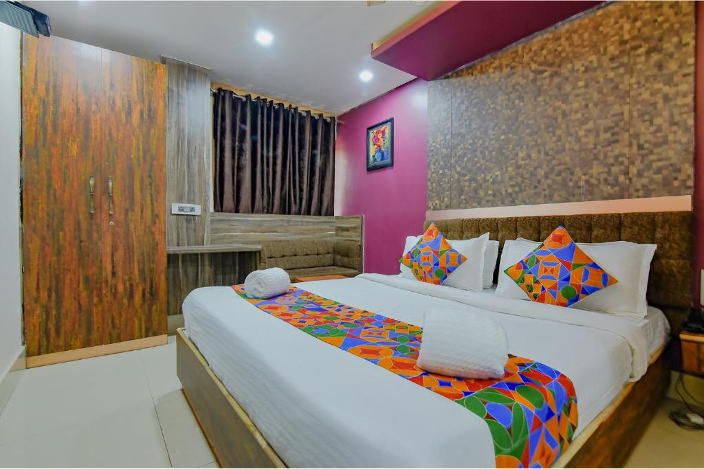Postel nebo postele na pokoji v ubytování FabHotel Middleton Desire - Nr Niladri Vihar Square
