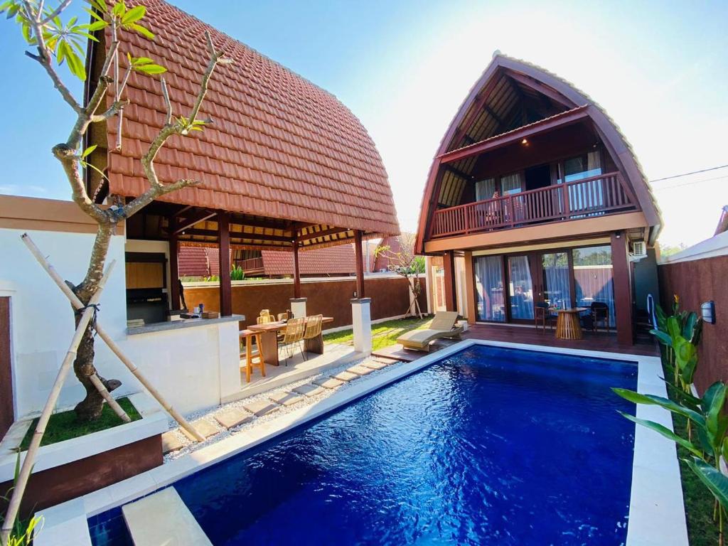 Villa con piscina frente a una casa en Bhumi Lovina Residence & Villa, en Singaraja