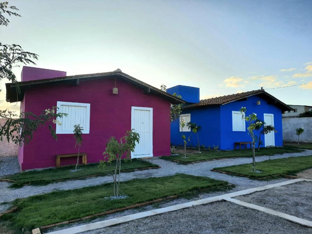 a row of houses in a parking lot at Chalés Villa Carpe Diem in Bezerros
