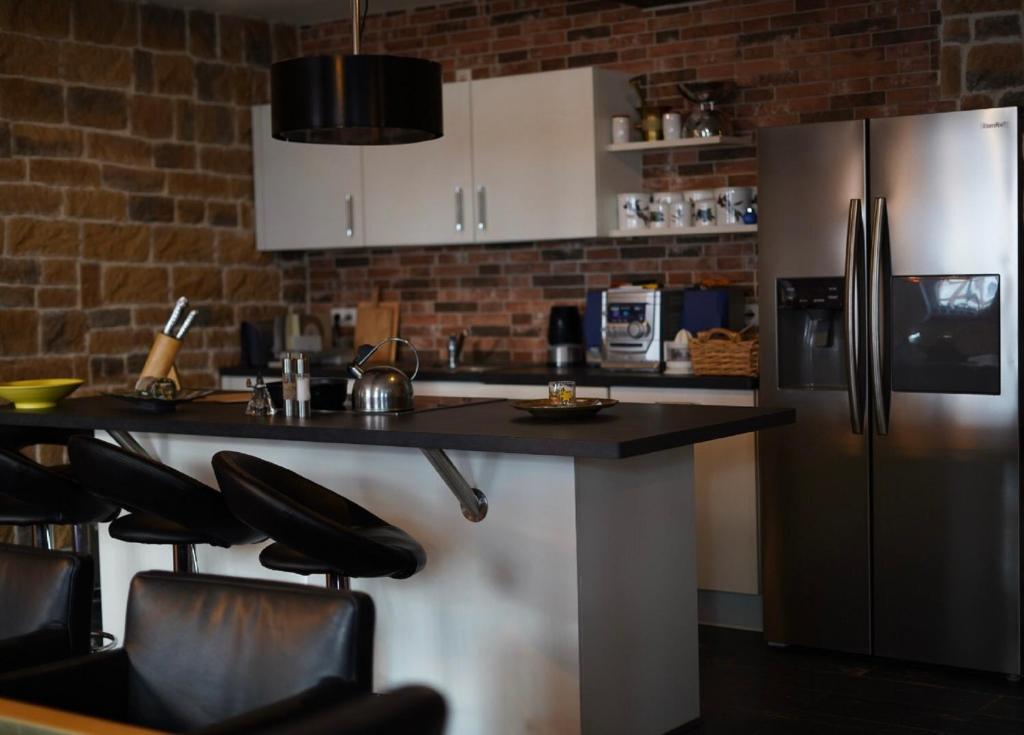 a kitchen with a counter and a refrigerator at Wandas Domizil mit Whirlpool in Untermerzbach