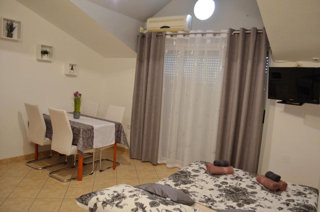 TV a/nebo společenská místnost v ubytování Apartments Davorka