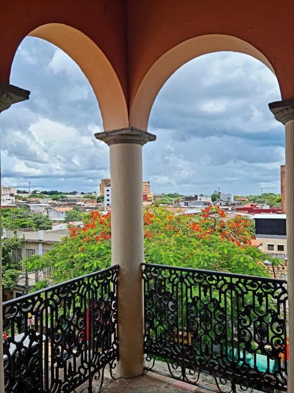 balkon z widokiem na miasto w obiekcie Asuncion Palace w mieście Asunción