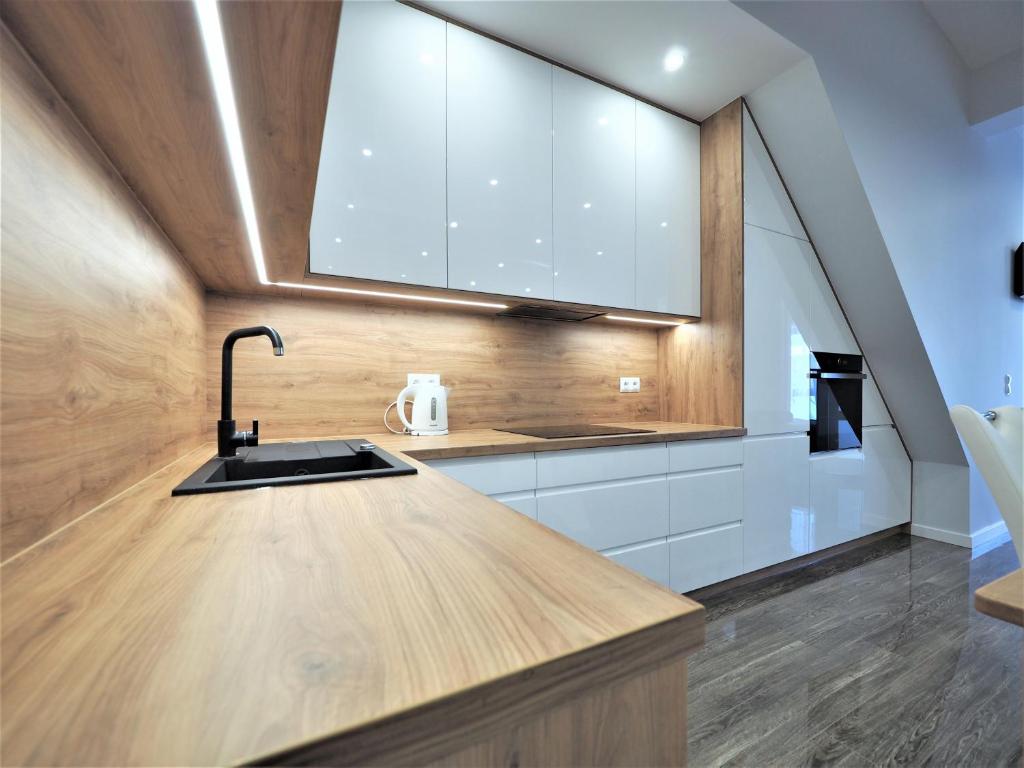 Kuchyňa alebo kuchynka v ubytovaní VIP Apartamenty Modrzejewska Residence
