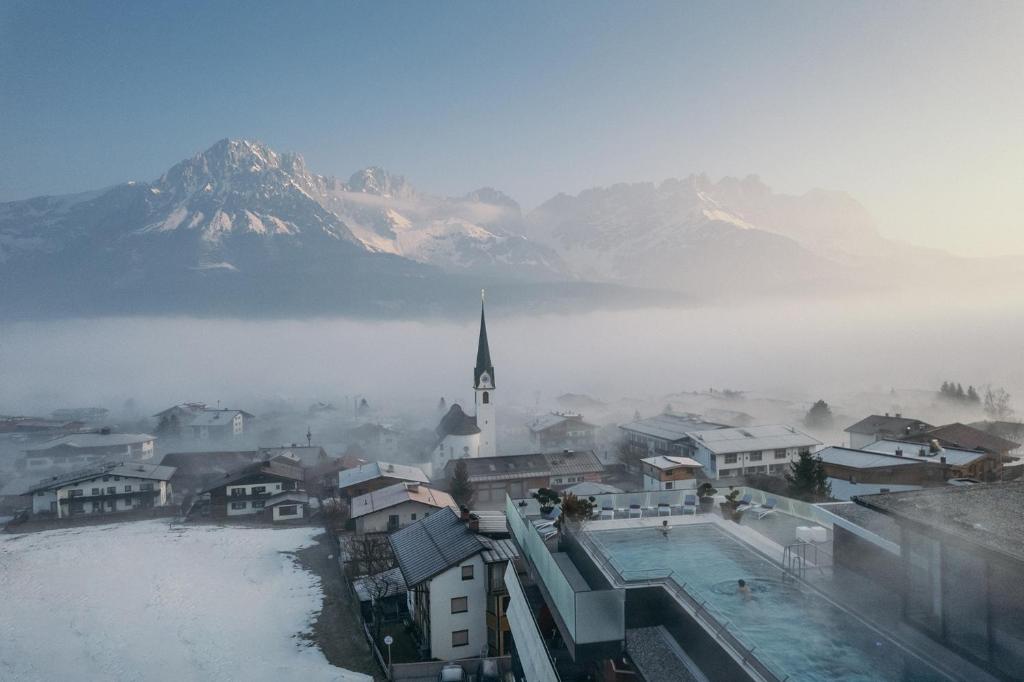 Nespecifikovaný výhled na hory nebo výhled na hory při pohledu z hotelu