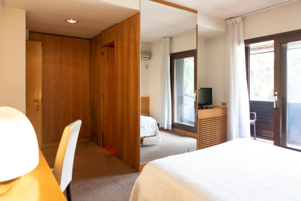 a hotel room with a bed and a mirror at Hotel Due Mori in Cittadella