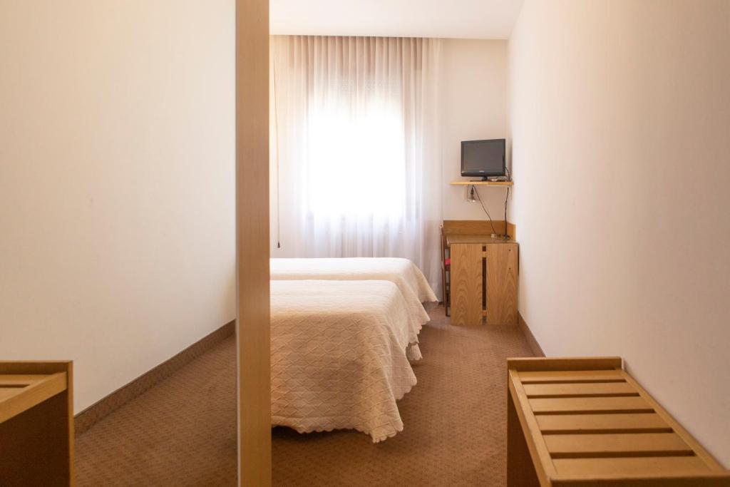 a bedroom with a bed and a window at Hotel Due Mori in Cittadella
