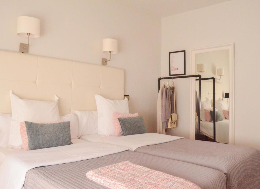 A bed or beds in a room at Hostal Carlos V