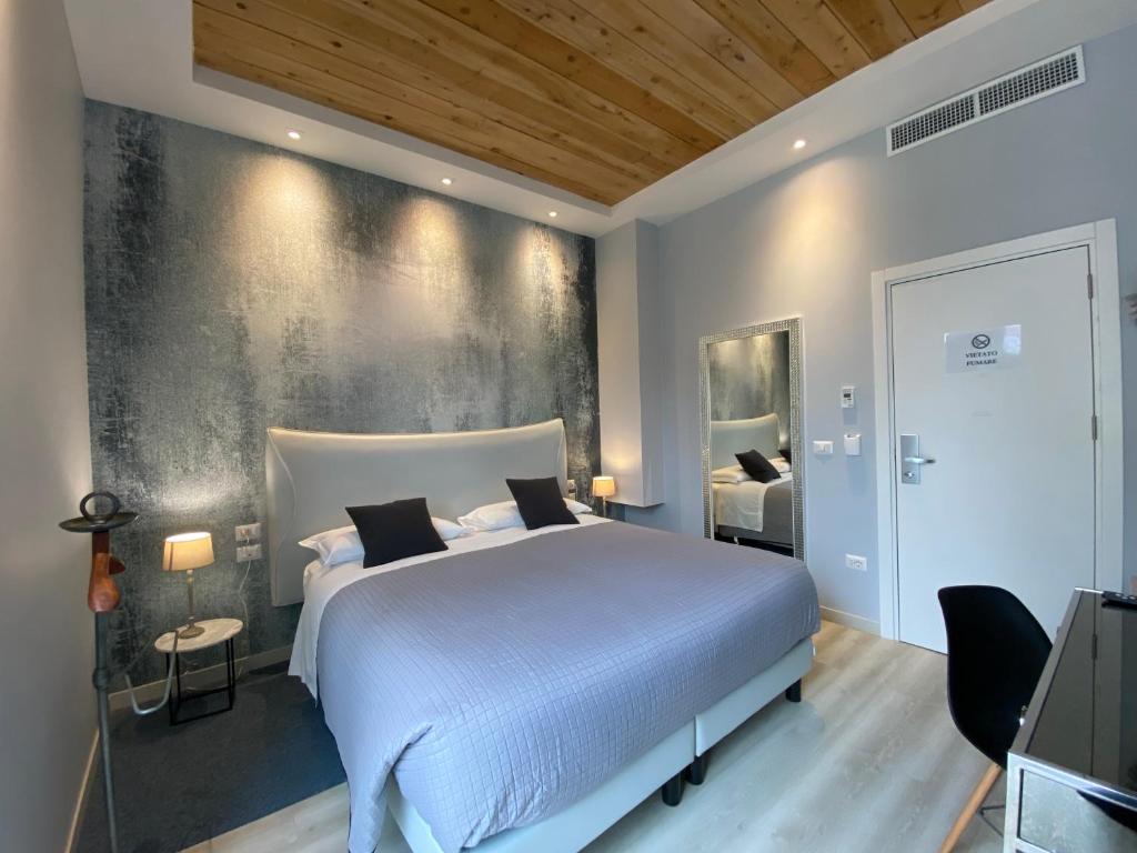 Postel nebo postele na pokoji v ubytování Residenze Romano Ristorante & SPA albergo diffuso - WHITE