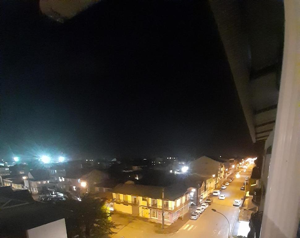 - Vistas a la ciudad por la noche con luces de la calle en Orisha, en Cayenne