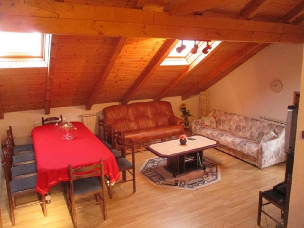 a living room with a table and a couch at Apartman OPG Balja in Garešnica