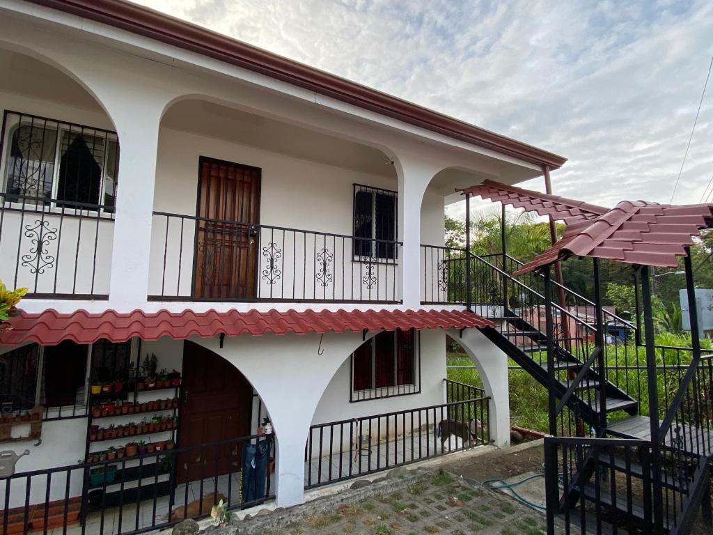 una casa con una escalera delante de ella en Agutí Apartment, en Manuel Antonio