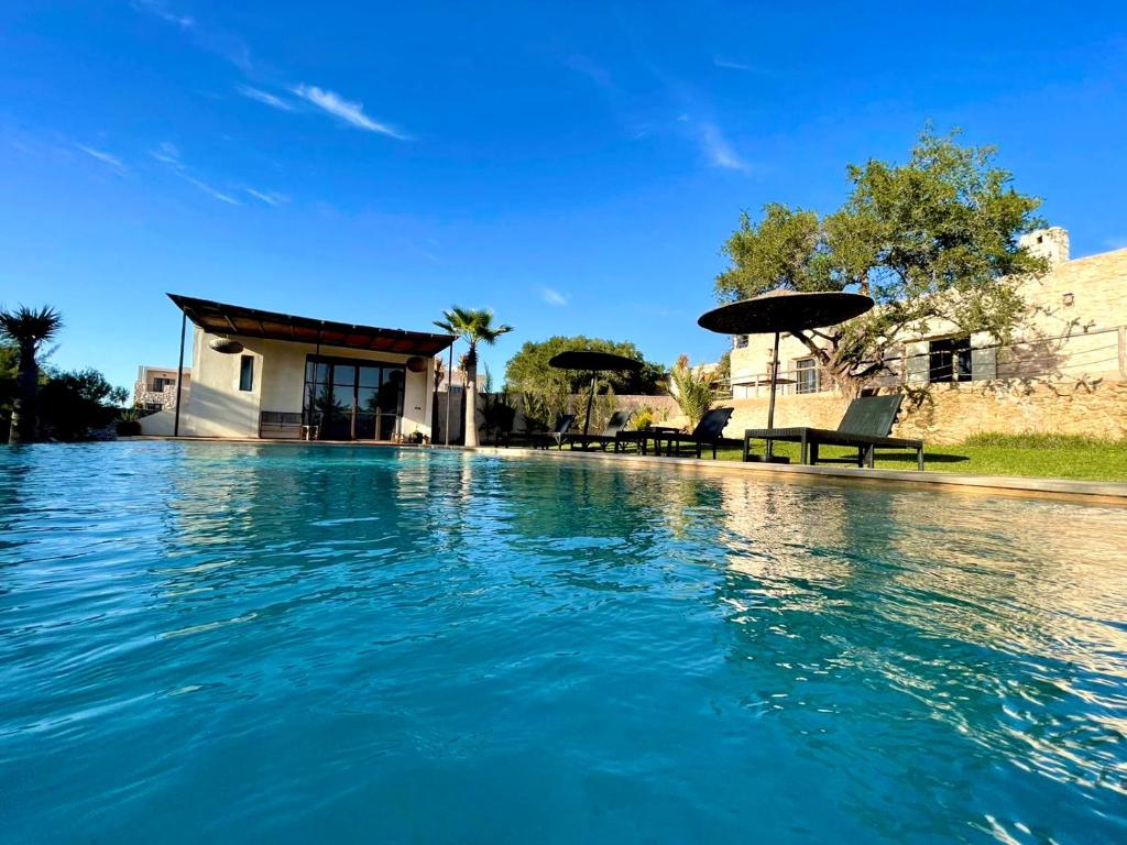 索维拉Villa Sunset - Maison entière的房子前面的蓝色游泳池