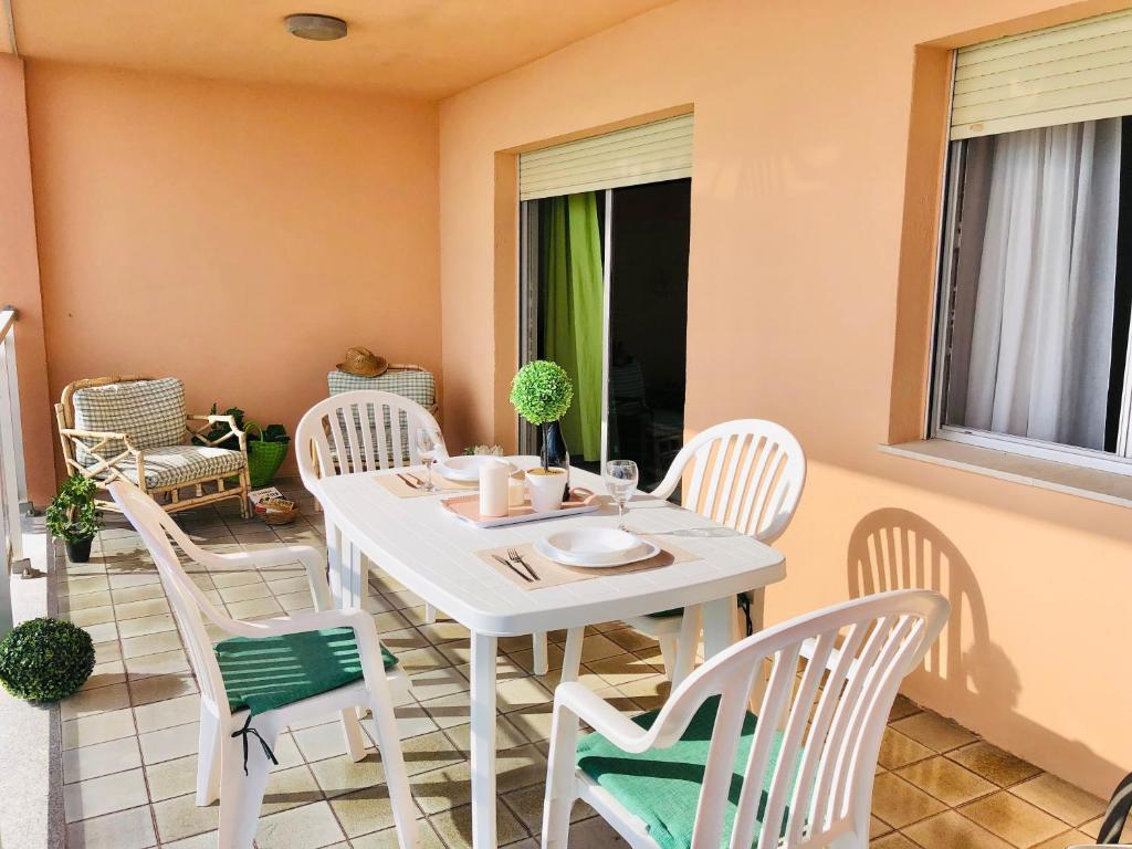 A seating area at PLAYA DORADA I Séptimo