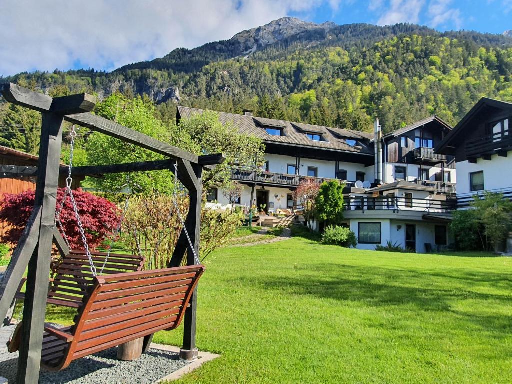 a bench in a yard in front of a building at Ferienhaus Pernull in Hermagor