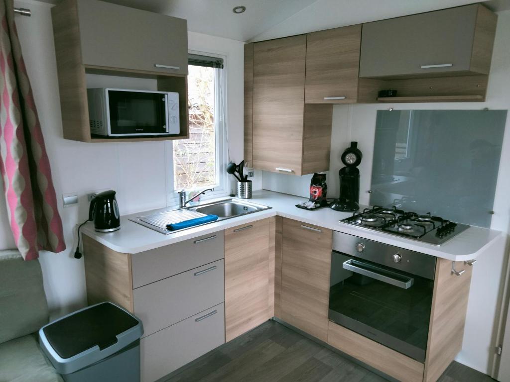 Kuchyň nebo kuchyňský kout v ubytování BJ Chalets - Robbengat 68 - Gezellige chalet op vakantiepark Lauwersoog! Vroege incheck!