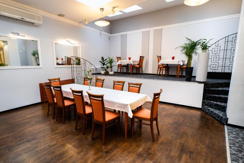 Ein Sitzbereich in der Unterkunft Hotel SANVIT RESTAURACJA & SPA