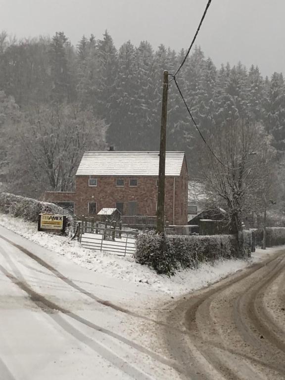 a house on a road with snow on the ground at « En toute simplicité chez Fabienne et Bruno » in Waimes